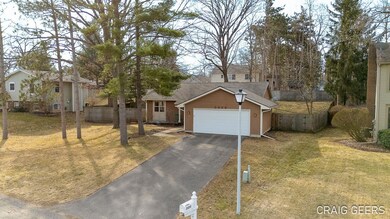 13-web-or-mls-2454-pineview-dr-ne