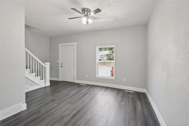 3200 6th Ave, Des Moines, IA 50313 - photo 6