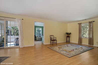 04_39TowerHillRd_18D_1_LivingRoom_MLSuse