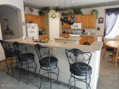 KITCHEN W/ BREAKFAST BAR