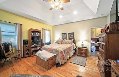 Master with 9' tray ceiling