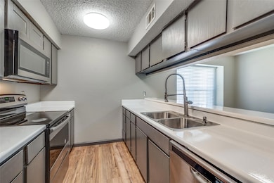 Freshly painted with stainless steel appliances, m