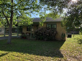 907 Henrietta St, Fredericksburg, TX 78624 - photo 2