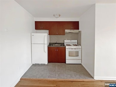 427 Broad Ave unit 2E, Palisades Park, NJ 07650 - photo 6