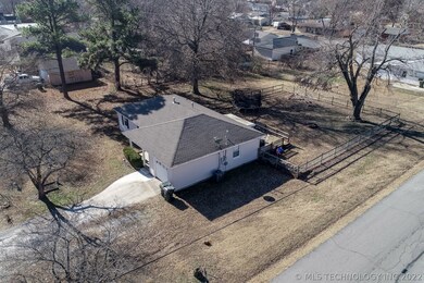827 N Sioux Ave, Claremore, OK 74017 - photo 7