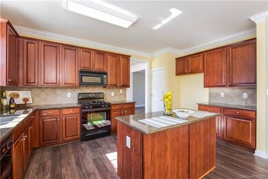 Spacious Kitchen perfect for entertaining!