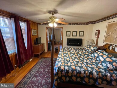 435 Wilkes St, Berkeley Springs, WV 25411 - photo 4