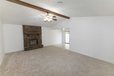 Living/Great room with cathedral ceiling, ceiling