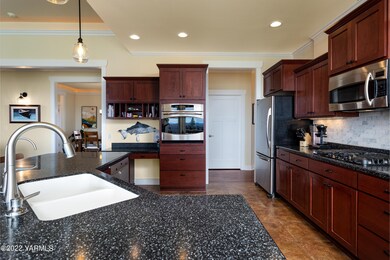 2 Open Kitchen, Great for Entertaining