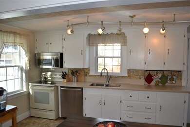 493 Dennett St, Portsmouth, NH 03801 - photo 4