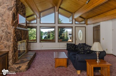 3309 North Shore Drive-large-007-Living