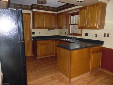 446 Buckeye Dr, Sheffield Lake, OH 44054 - photo 4