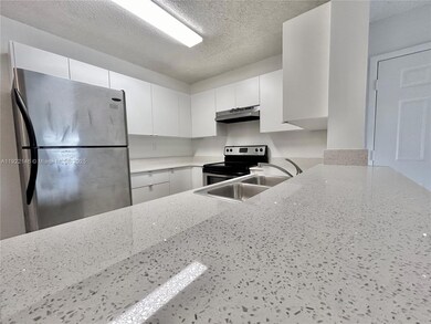 301 Palm Way unit 104, Pembroke Pines, FL 33025 - photo 3