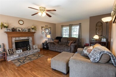 9984 N Country Dr, Effingham, IL 62401 - photo 4