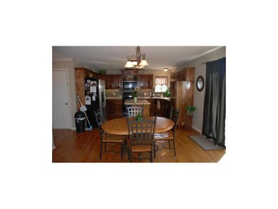Stunning kitchen with breakfast area, solid surfac