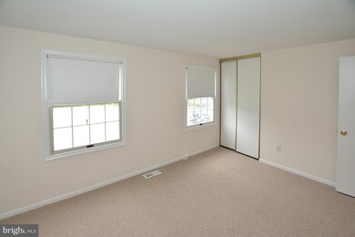 12603 Etruscan Dr, Herndon, VA 20171 - photo 4