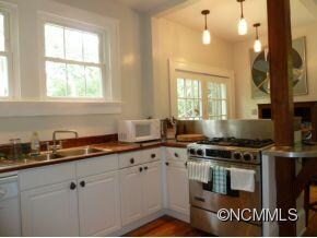Eat-in kitchen w/gas stove
