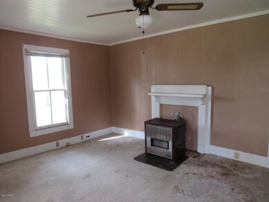 6 LIVING ROOM