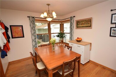 **Fantastic dining area w/large windows**