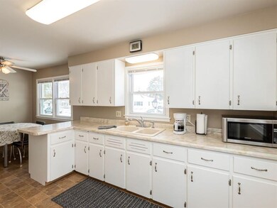 348 30th St NW, Cedar Rapids, IA 52405 - photo 4