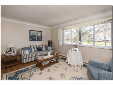 Living room w Hardwoods