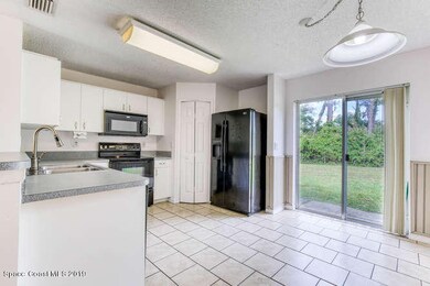 CHEFS KITCHEN W/ PANTRY!