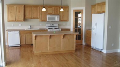 3535 SW Salmon Ave, Redmond, OR 97756 - photo 2