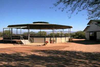 Covered Round Pen