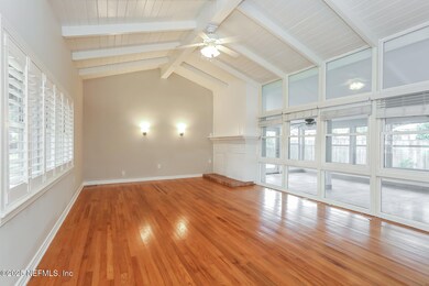 003-photo-living-room-13435009