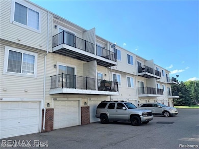 14579 Vauxhall Dr unit 84, Sterling Heights, MI 48313 - photo 2