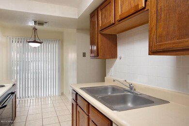 Kitchen & Breakfast Area