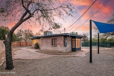 Fam rm patio 2732 N Gill Av 85719