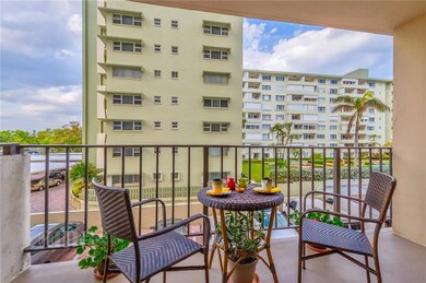 NICE AND QUIET BALCONY WITH VIEW OF THE OCEAN TO T