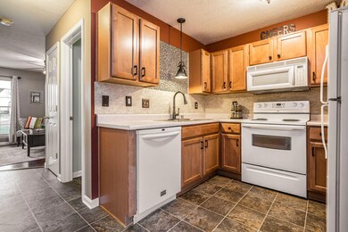 6611 Arbor Creek Dr unit 2, Louisville, KY 40228 - photo 6