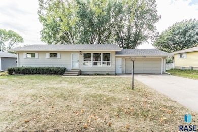 4709 W 38th St, Sioux Falls, SD 57106 - photo 2