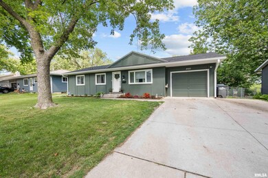 2823 Greenway Dr, Bettendorf, IA 52722 - photo 2