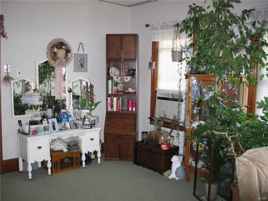owner side middle/dining room