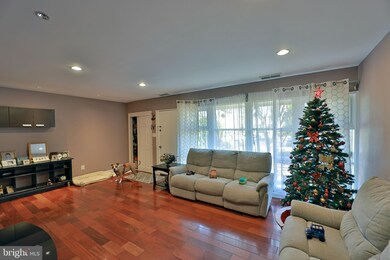 4418 Forest Glen Ct, Annandale, VA 22003 - photo 4