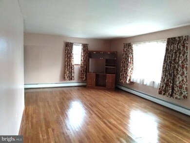 637 Hamilton Ave, Chambersburg, PA 17202 - photo 4