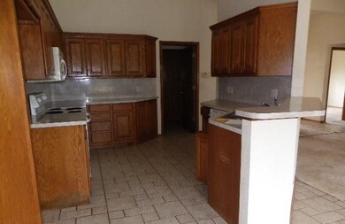 2105 NE 7th St, Moore, OK 73160 - photo 4