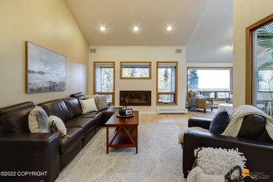 Large living room w/ gas fireplace ...