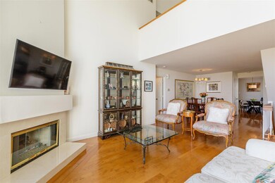 Glimpse of loft space above~
