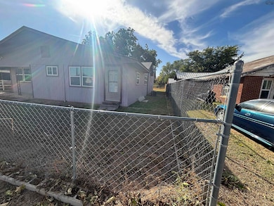 1001 Cleburne St, Vernon, TX 76384 - photo 2