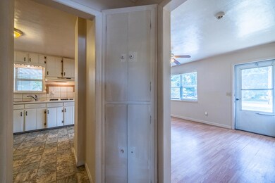 633 E McVay-09