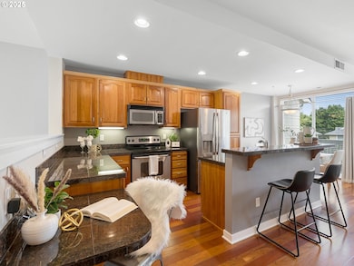 Kitchen-Breakfast Bar