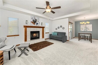 514 S Saturn Dr, Raymore, MO 64083 - photo 4