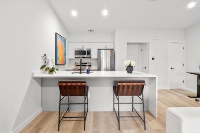 Kitchen with appliances with stainless steel fini