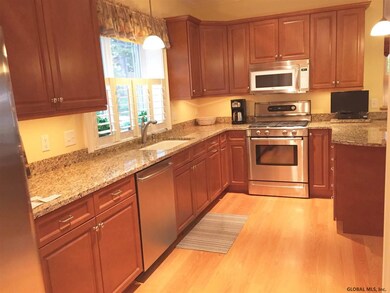 8 Taylor St, Saratoga Springs, NY 12866 - photo 7