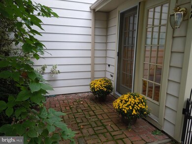 10807 Luxberry Dr, Rockville, MD 20852 - photo 5