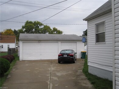 21317 Franklin Rd, Maple Heights, OH 44137 - photo 2